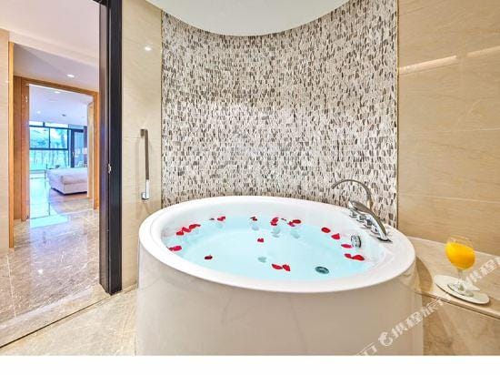 Ziqing Lake Hot Spring Holiday Hotel Hotel in Nanjing
