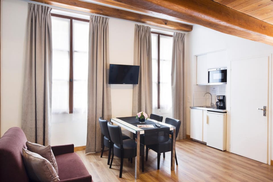 Hotel du Lion d'Or Louvre Hotel in Paris