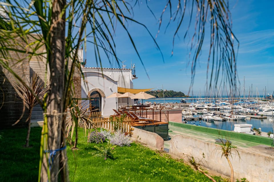 L'Isola Del Postino Rooms Hotel in Campania