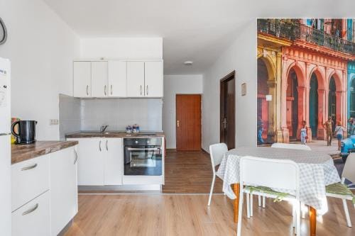 Apartments and rooms by the sea Grebastica, Sibenik - 13942 Hotel in Šibenik-Knin County, Croatia