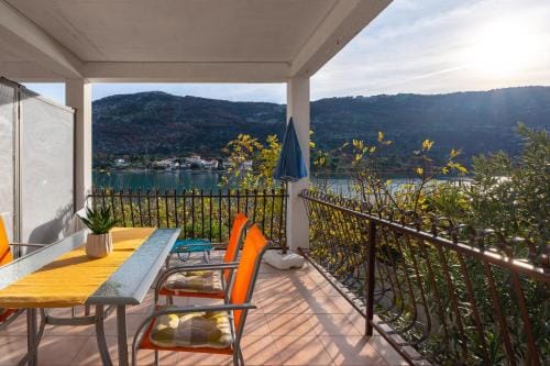 Apartments and rooms by the sea Grebastica, Sibenik - 13942 Hotel in Šibenik-Knin County, Croatia