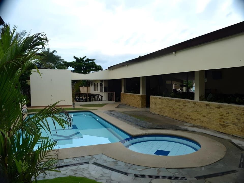 Swimming pool [outdoor]
