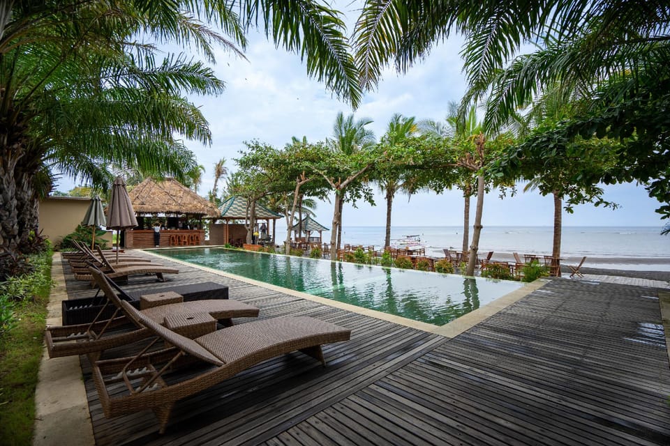 Swimming pool [outdoor]