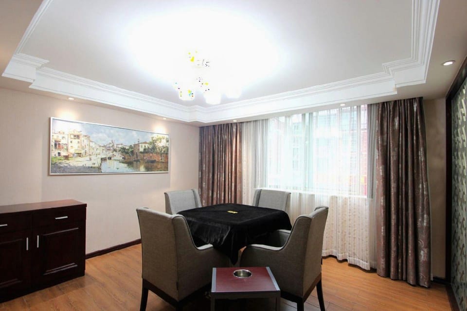 Longyi Hotel (Yiwu Yisanli Aegean Shopping Park) Hotel in Hangzhou