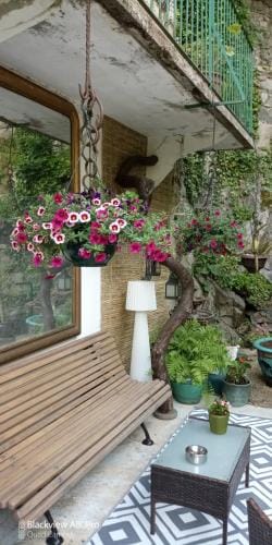 Chambre Bounty, B&B, cuisine privee, lit queen size, terrasse, parking, garage Hotel in Auvergne-Rhône-Alpes