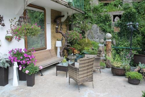 Chambre Bounty, B&B, cuisine privee, lit queen size, terrasse, parking, garage Hotel in Auvergne-Rhône-Alpes