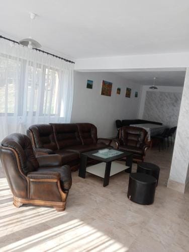 Casa din Deal Isverna Mehedinti Hotel in Serbia