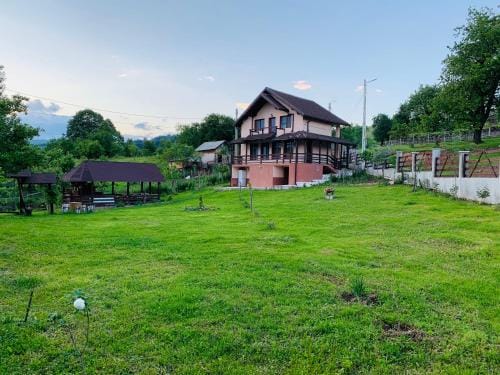 Casa din Deal Isverna Mehedinti Hotel in Serbia