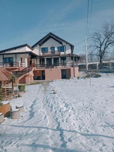 Casa din Deal Isverna Mehedinti Hotel in Serbia