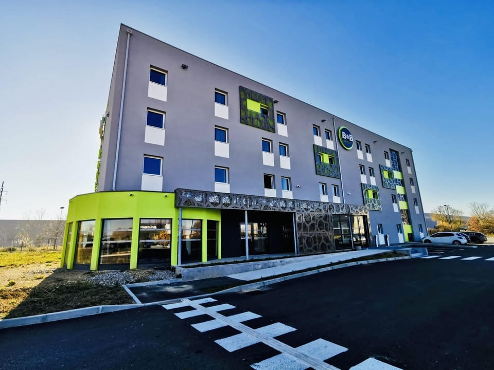 B&B HOTEL Saint-Martin-de-Crau Alpilles Camargue Hotel in Arles