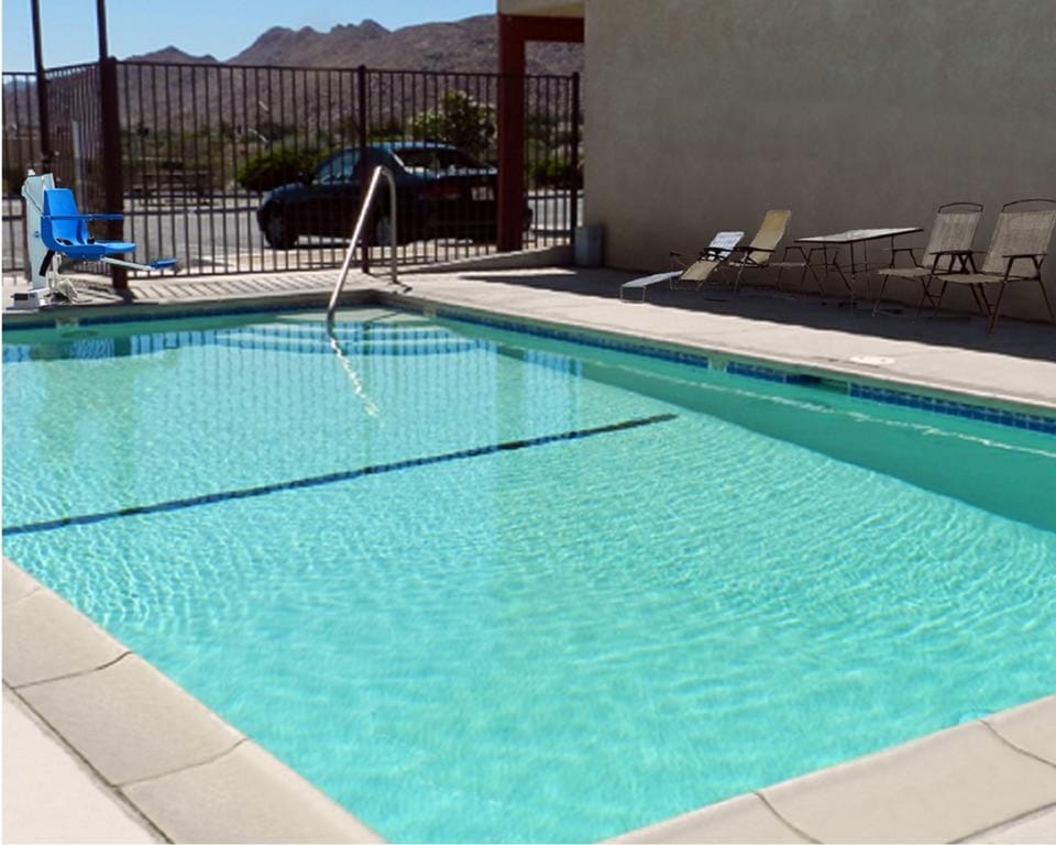 Swimming pool [outdoor]
