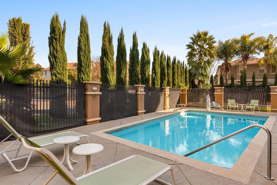 La Quinta Inn & Suites by Wyndham Fairfield - Napa Valley Hotel in Fairfield