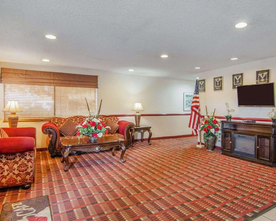 Quality Inn & Suites Medford Airport Hotel in Medford