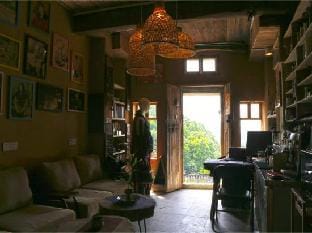 Mountaintop Coffee Inn Hotel in Hangzhou