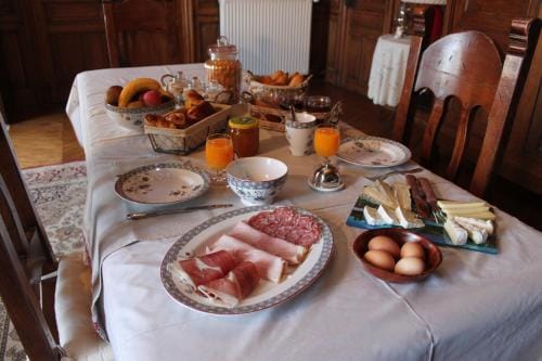 Gîtes au Château de Vernières Hotel in Auvergne-Rhône-Alpes