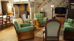 Gîtes au Château de Vernières Hotel in Auvergne-Rhône-Alpes
