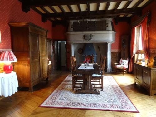 Gîtes au Château de Vernières Hotel in Auvergne-Rhône-Alpes