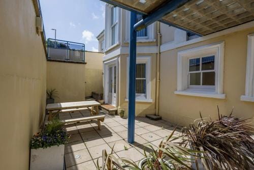 2 South Beach Court - Beach Front Apartment Hotel in Wales