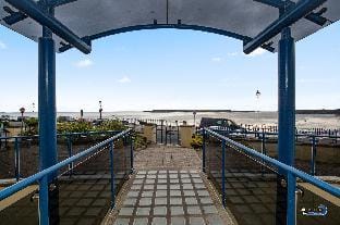2 South Beach Court - Beach Front Apartment Hotel in Wales