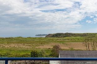 Surf Deck - Spectacular Views, Close to Beach Hotel in Wales