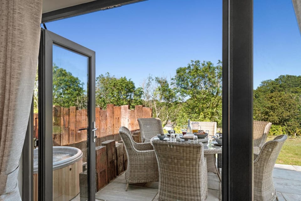 Dewin Bach - Luxury Lodge, Hot Tub, Close to Beach Lodge in Saint Florence