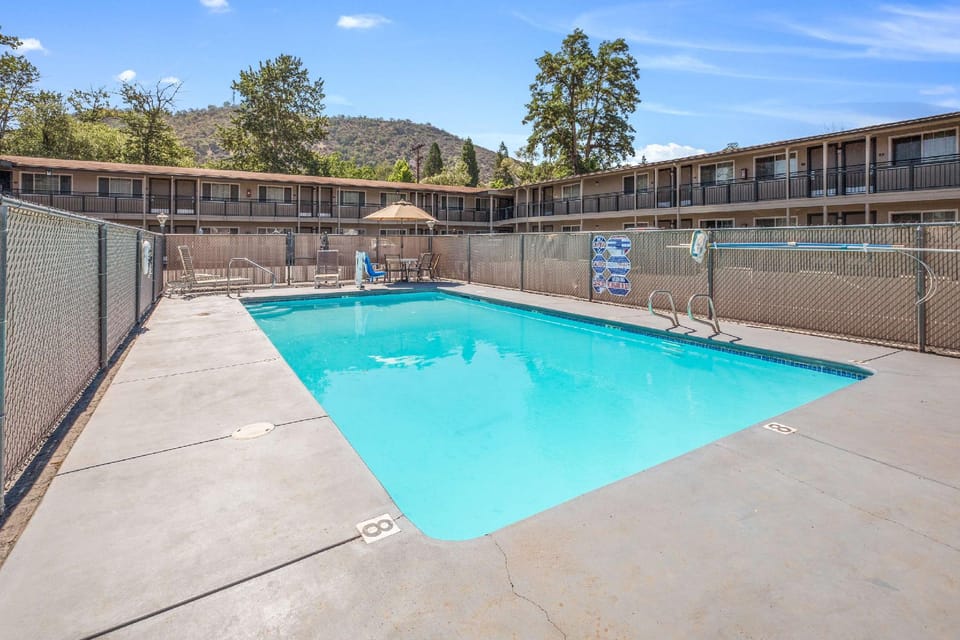 Econo Lodge Inn & Suites Yreka Hotel in Yreka