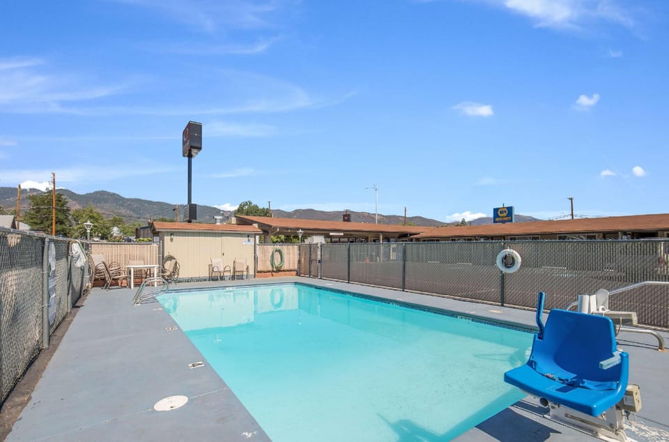 Econo Lodge Inn & Suites Yreka Hotel in Yreka