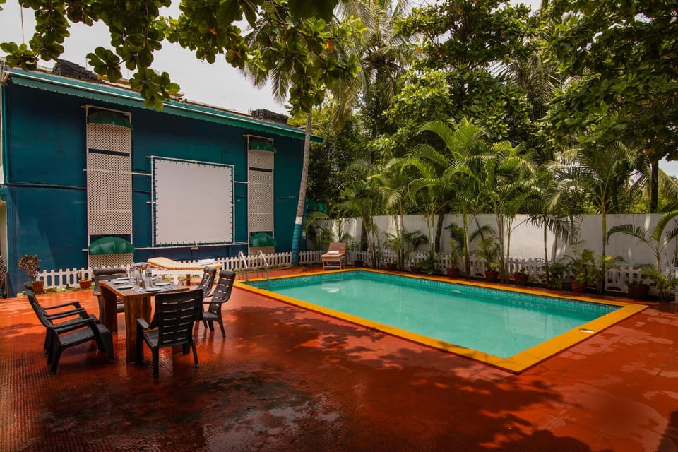 Swimming pool [outdoor]