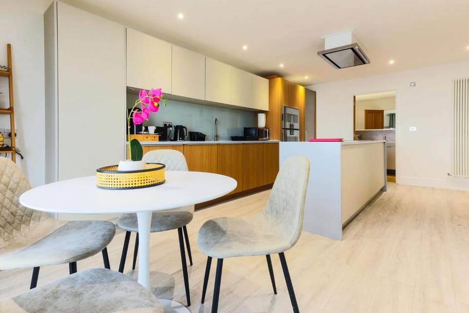 Beachcliff Rooms & Apartments Inn in Wales