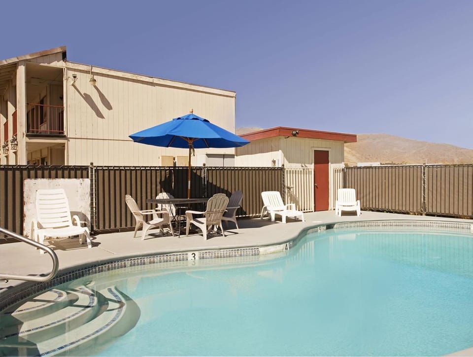 Swimming pool [outdoor]