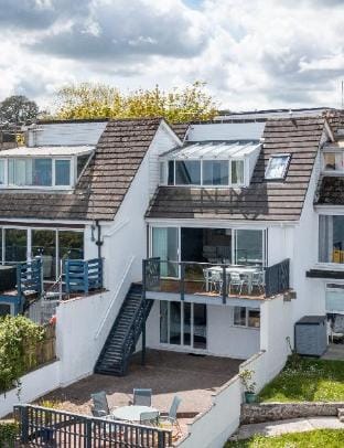 Cystanog Fach - Sea Views, Balcony and Terrace Hotel in Saundersfoot