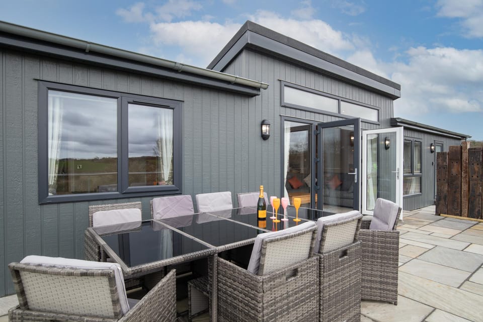 Valley View - Luxury Lodge, Hot Tub, Walk to Beach Lodge in Saint Florence