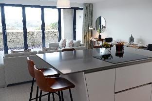 Apartment 2 Waterstone House - Sea View Apartment Hotel in Wales