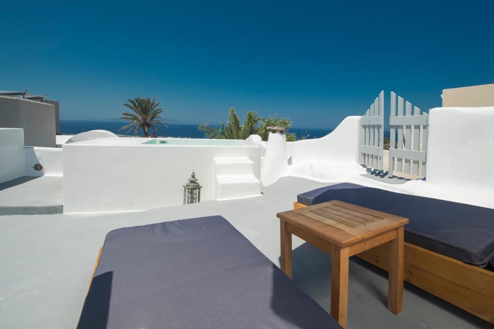 AQUA SERENITY LUXURY SUITES SANTORINI Apartment hotel in Santorini
