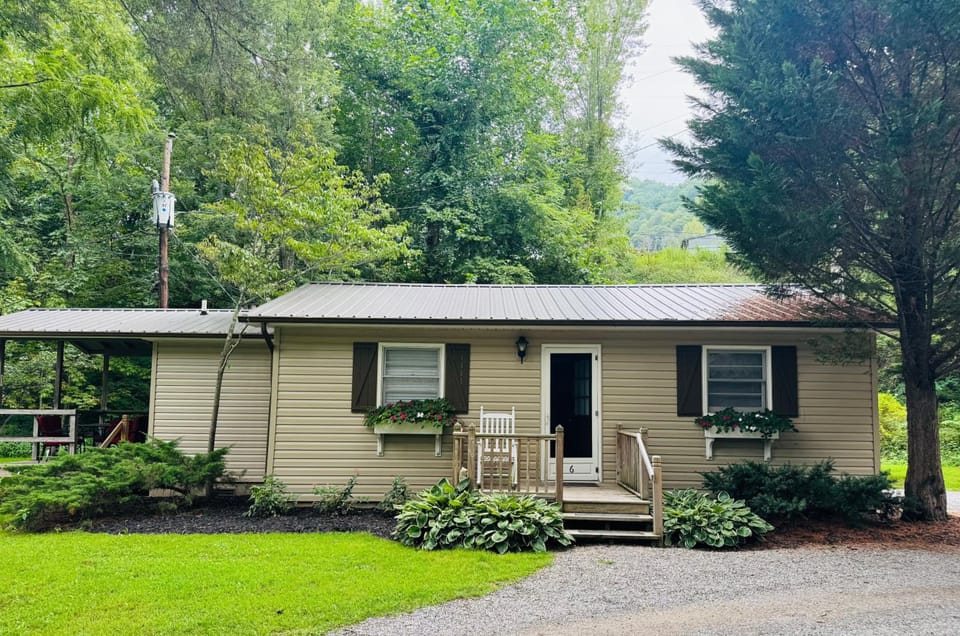 Cozy Creek Cottages Hotel in Maggie Valley