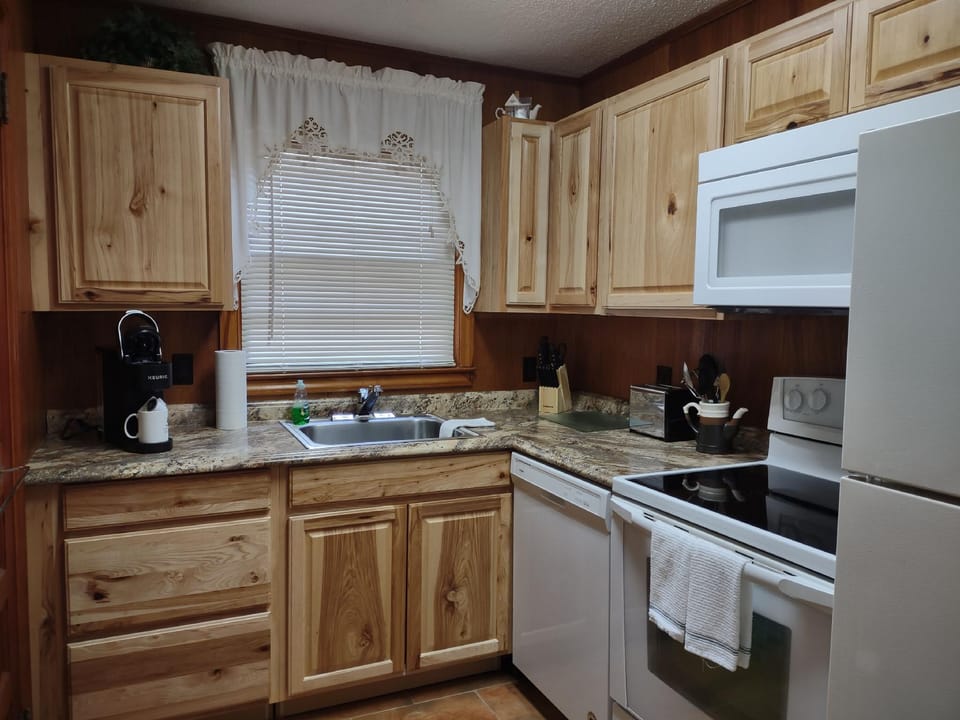 Cozy Creek Cottages Hotel in Maggie Valley