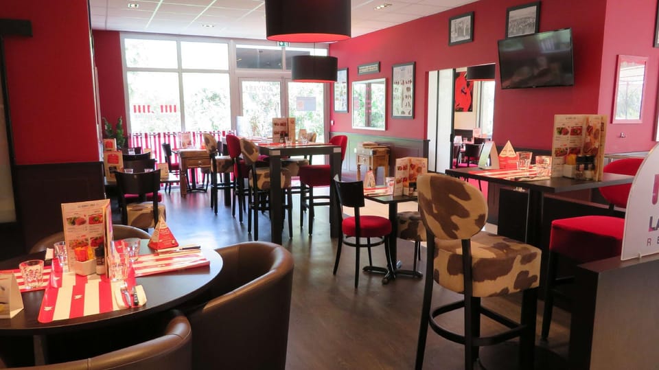 Kyriad Aix Les Milles - Plan de Campagne Hotel in Cabriès