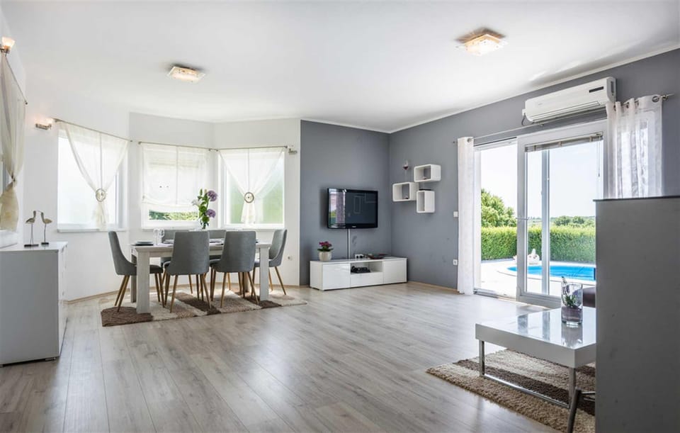 Holiday Home Flora with pool Hotel in Šibenik-Knin County, Croatia