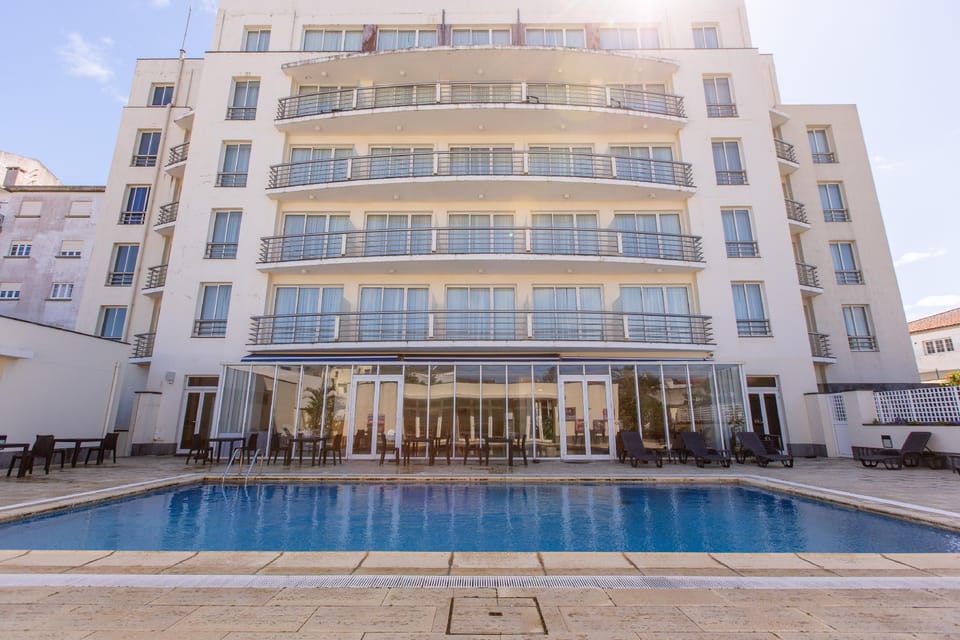 Swimming pool [outdoor]