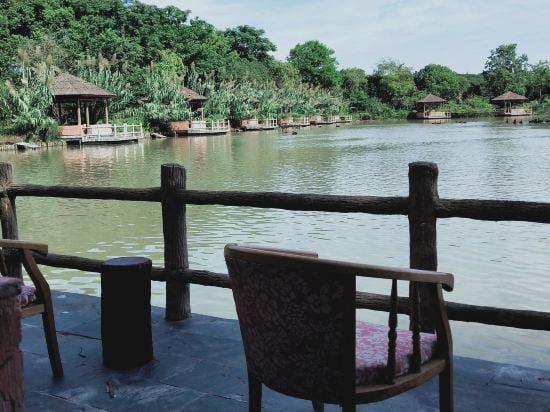 Daqian Swanlake Manor Hotel in Shanghai