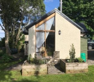 Contemporary One Bedroom Apartment Close To All Amenities In Conservation Area Hotel in Scotland