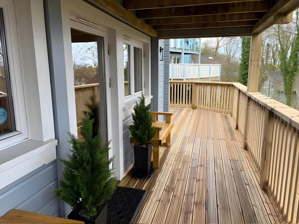 The Rowan - Luxury Lodge and Woodland Views Lodge in Saint Florence