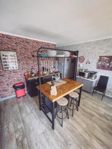 Van Gogh gare By Joyca Chambre privee Hotel in Vosges