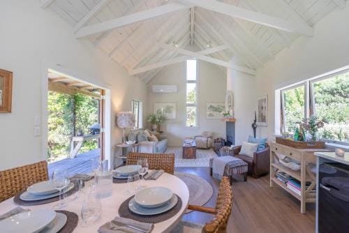 Andersons Cove Luxury Accommodation Lodge in Auckland Region