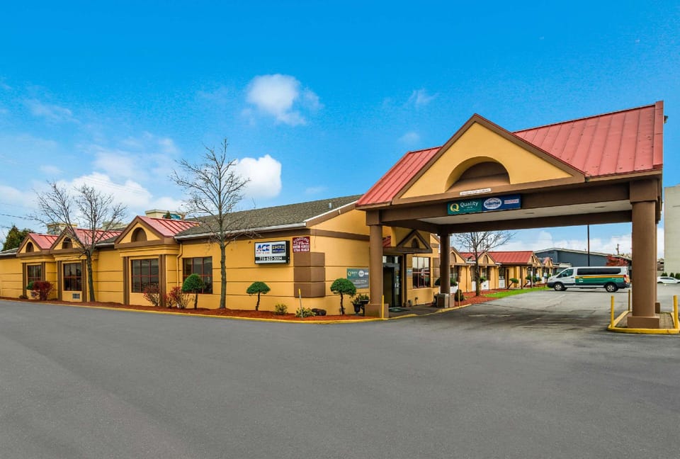 Suburban Studios Buffalo Airport Hotel in Cheektowaga