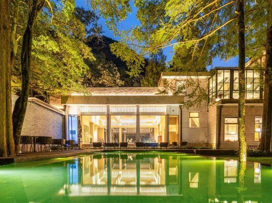 Shuanglong Resort Hotel in Hangzhou