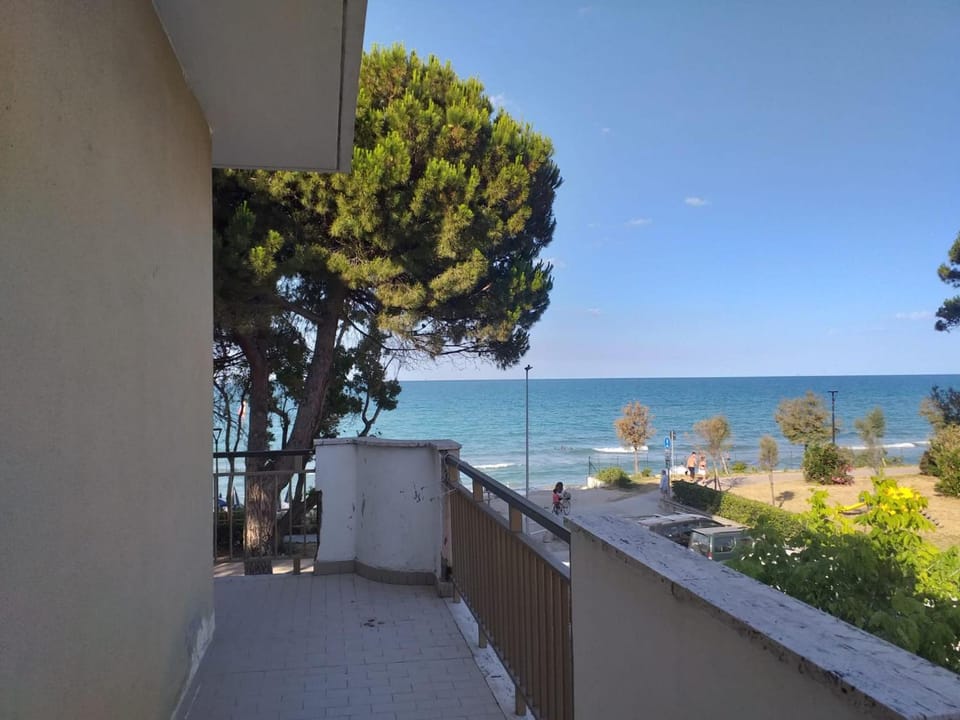 Bright quadruple room a stone throw from the sea Hotel in Pineto