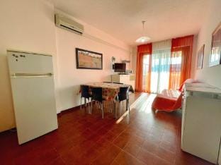 Apartment For 5 - Ac - Terrace - Swimming pool Hotel in Porto Santa Margherita