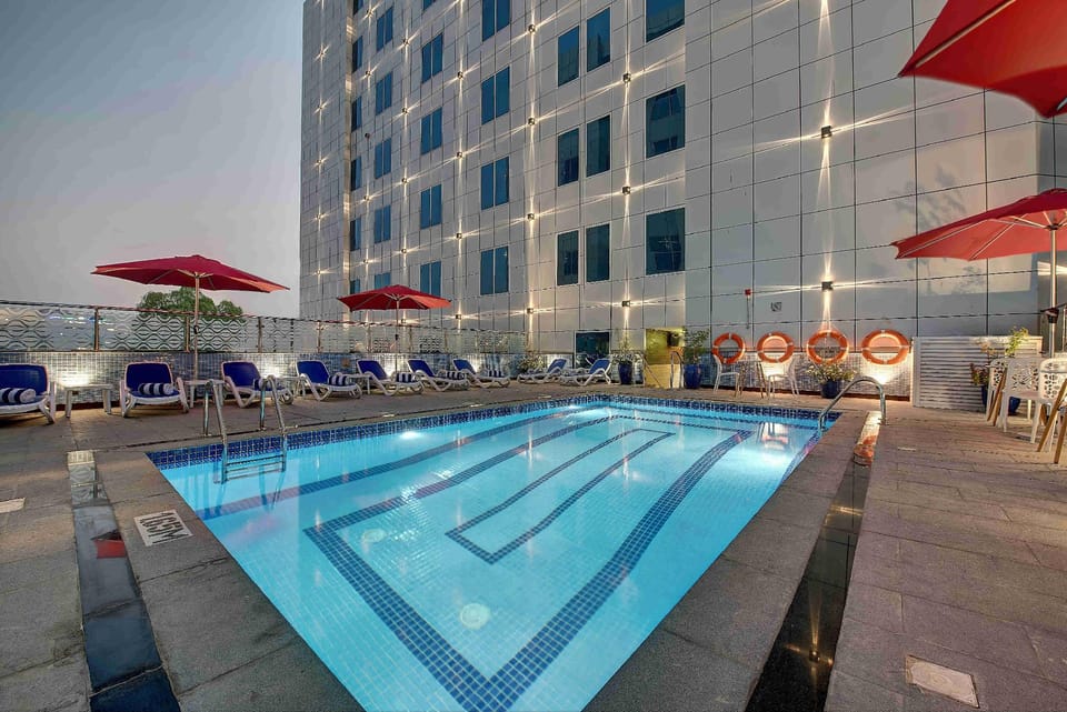 Swimming pool [outdoor]