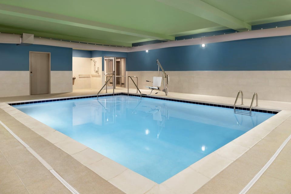 Holiday Inn Express & Suites Cincinnati South - Wilder By IHG Hotel in Covington